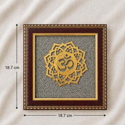Technical view of the square OM Pyrite frame showing dimensions of 18.7 cm by 18.7 cm with a premium dark wood finish.